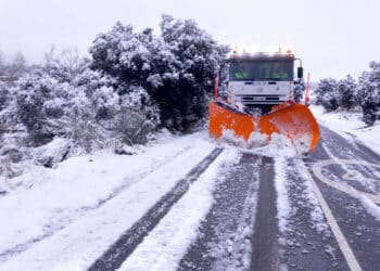 Máquina quitanieves durante una nevada.