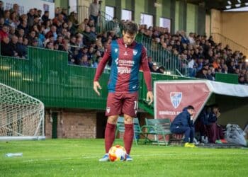 Fer Llorente antes de botar una falta en el duelo entre Segoviana y Burgos Promesas./HÉCTOR CRIADO