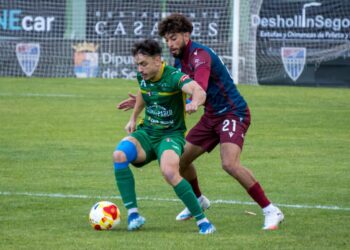 Juan Silva trata de recuperar la pelota en el encuentro entre Segoviana y Astorga celebrado en el campo municipal de La Albuera./HÉCTOR CRIADO