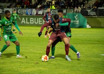 Álex Castro protege la pelota durante un instante del encuentro entre Segoviana y Atlético Astorga./HÉCTOR CRIADO