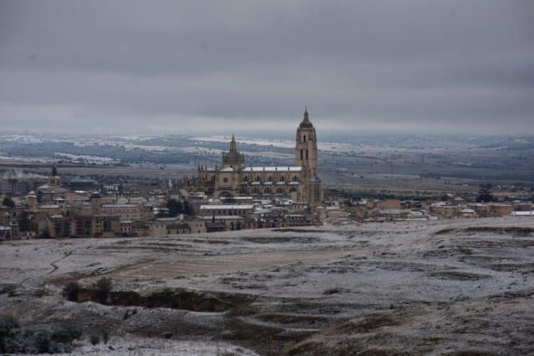 Segovia cubierta por la nieve.