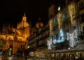 La Plaza Mayor de Segovia se convertirá en el punto de encuentro para quien salga esta noche a celebrar la Nochevieja. /HÉCTOR CRIADO