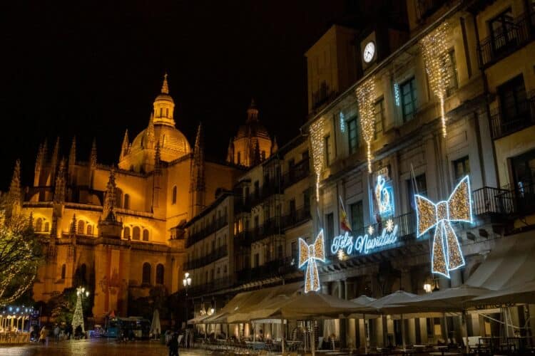 La hostelería de Segovia roza el 100% de ocupación para celebrar la última noche del año 1 La Plaza Mayor de Segovia se convertirá en el punto de encuentro para quien salga esta noche a celebrar la Nochevieja. /HÉCTOR CRIADO