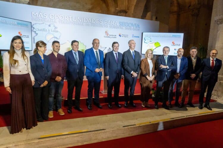 Un plan de 89 millones de euros para transformar la economía de la provincia hasta 2030 1 Foto de grupo con todas las autoridades implicadas. /HÉCTOR CRIADO