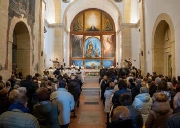 Autoridades, fieles y peregrinos abarrotaron la iglesia. /HÉCTOR CRIADO