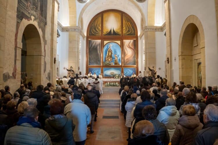 Segovia inaugura el Año Jubilar conmemorando el legado de San Juan de la Cruz 1 Autoridades, fieles y peregrinos abarrotaron la iglesia. /HÉCTOR CRIADO