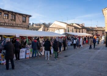 Vecinos y visitantes disfrutaron con la oferta de los puestos/HÉCTOR CRIADO