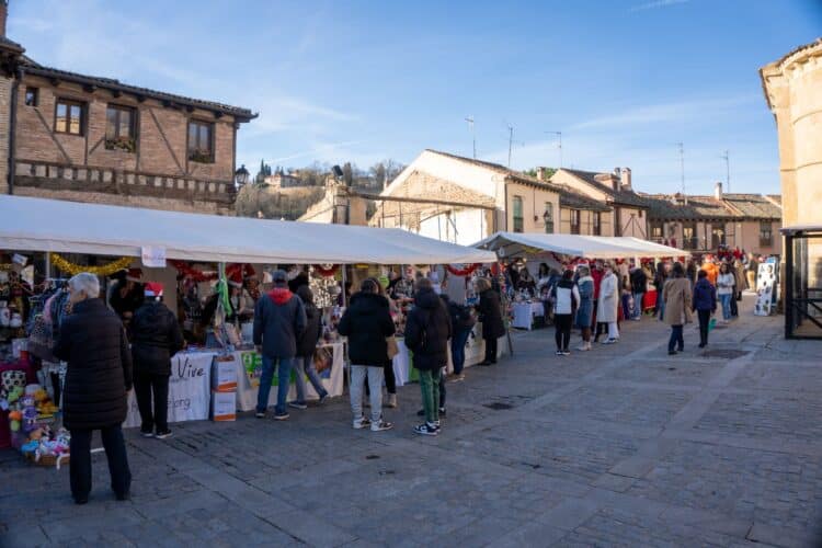 La AA.VV de San Lorenzo celebra la quinta edición del Mercado Solidario 1 Vecinos y visitantes disfrutaron con la oferta de los puestos/HÉCTOR CRIADO