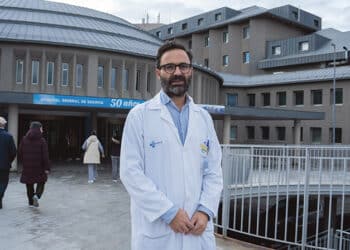 Julio Santos posa junto al acceso principal del Hospital de Segovia./ HÉCTOR CRIADO