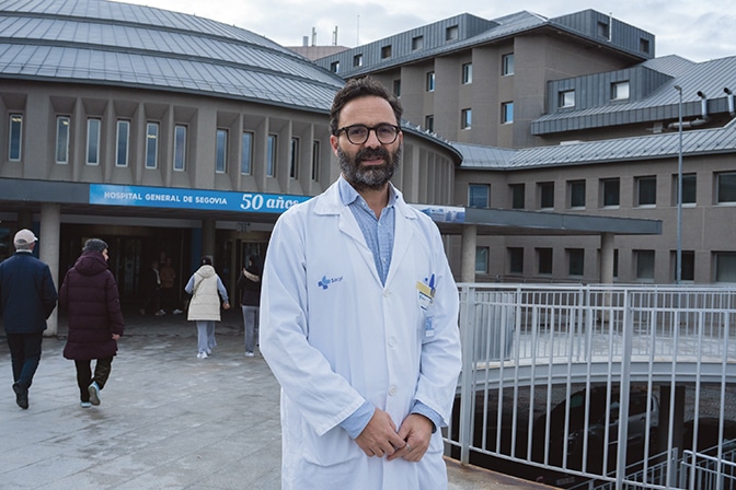 Julio Santos: “Cada vez mandamos menos pacientes fuera de Segovia” 1 Julio Santos posa junto al acceso principal del Hospital de Segovia./ HÉCTOR CRIADO
