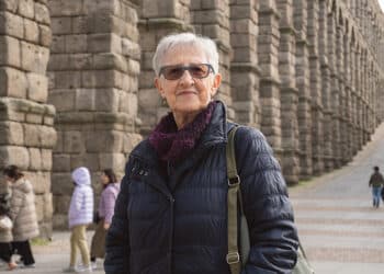 Lola Romero posa junto el acueducto de Segovia, ciudad que considera la suya pese a ser madrileña./ HÉCTOR CRIADO