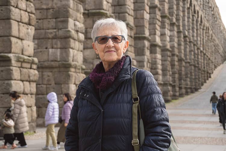 Lola Romero posa junto el acueducto de Segovia, ciudad que considera la suya pese a ser madrileña./ HÉCTOR CRIADO