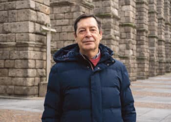 Javier Manzanares Sacristán fue uno de los ocho primeros médicos de puerta del hospital segoviano. / Héctor Criado