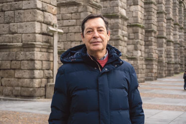 “El Hospital se ha adaptado siempre a los tiempos que le ha tocado vivir” 1 Javier Manzanares Sacristán fue uno de los ocho primeros médicos de puerta del hospital segoviano. / Héctor Criado