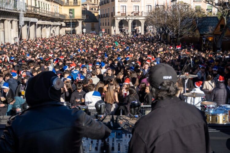 La Plaza Mayor se llenó de música y buen ambiente./HÉCTOR CRIADO