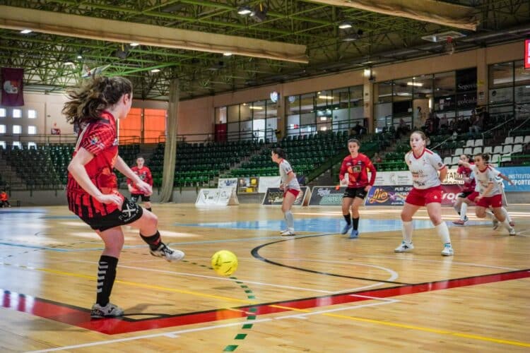 El Segosala logra una victoria de autoestima (3-2) 1 Valle trata de enviar el balón a Alejandra en un lanzamiento de esquina./ HÉCTOR CRIADO