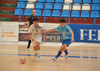 El jugador del San Cristóbal persigue a un contrario./ E.A.