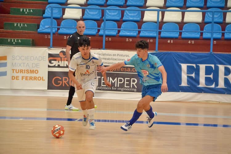 El San Cristóbal, sin opciones en Zaragoza 1 El jugador del San Cristóbal persigue a un contrario./ E.A.