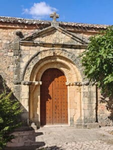Las tres partes de Espirdo 14 Portada de la iglesia de Santo Tomás.
