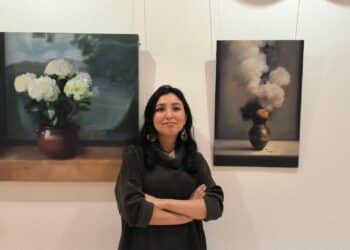 Zoly Segovia, junto a dos de las obras más representativas de la exposición.