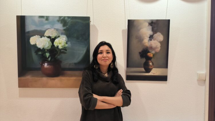 Zoly Segovia, junto a dos de las obras más representativas de la exposición.