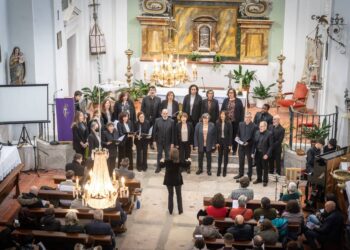 Primera audición del coro en la iglesia de Trescasas./ E.A.