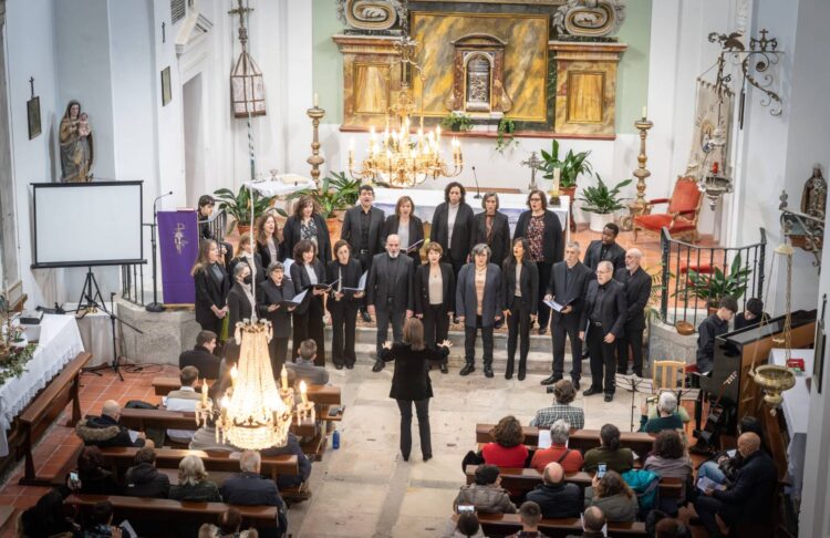 Primera audición del coro en la iglesia de Trescasas./ E.A.