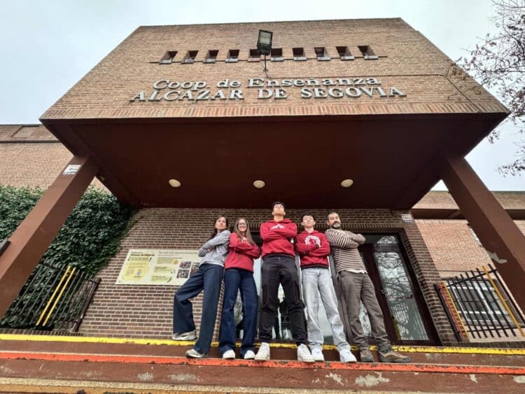 Los alumnos participantes en el popular concurso de Televisión Española, junto a sus profesores./ COOPERATIVA ALCÁZAR