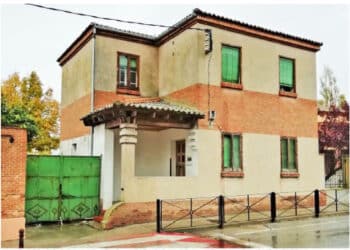 En Coca se acondicionó la antigua vivienda del maestro de la avenida Juan Pablo II para convertirla en dos viviendas independientes./ E. A.