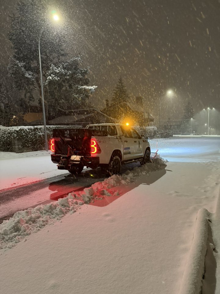 La nieve complica la circulación del tráfico en numerosas carreteras de la provincia 2 Estado de las carretera la madrugada del martes en El Espinar. / EL ESPINAR