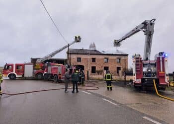 Bomberos sofocando el incendio/BOMBEROS ARANDA DE DUERO