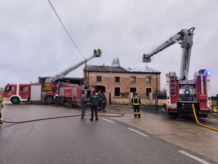 Las llamas devoran una vivienda en Aldeonte 1 Bomberos sofocando el incendio/BOMBEROS ARANDA DE DUERO