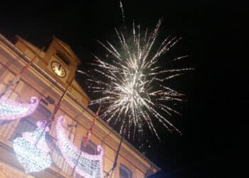 Fachada del Ayuntamiento de Abades, durante la celebración de una pasada edición de la Nochevieja anticipada. / A.A.