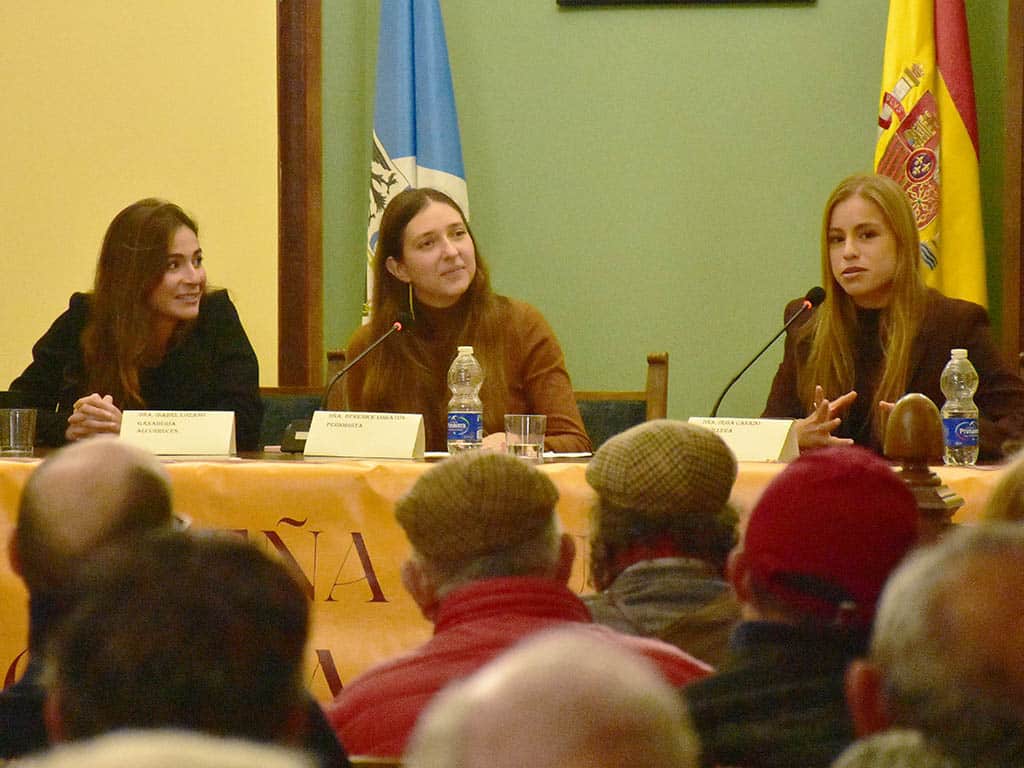 Olga Casado: “Ser torero es la profesión más dura en esta vida y quiero llegar a lograrlo” 2 Isabel Lozano, Berenice Lobatón y Olga Casado, en el encuentro en Aguilafuente. / A.M.