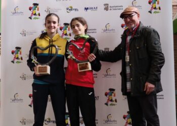 Alba León posa con el trofeo como ganadora de la prueba./CAS