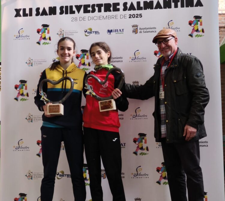 Victoria de Alba León en la San Silvestre salmantina sub-18 1 Alba León posa con el trofeo como ganadora de la prueba./CAS