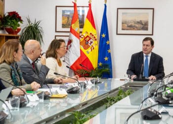 El presidente de la Junta, Alfonso Fernández Mañueco, y la consejera de Agricultura, Ganadería y Desarrollo Rural, María González Corral, mantienen una reunión con representantes de las organizaciones agrarias. / HÉCTOR CRIADO
