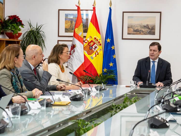 El presidente de la Junta, Alfonso Fernández Mañueco, y la consejera de Agricultura, Ganadería y Desarrollo Rural, María González Corral, mantienen una reunión con representantes de las organizaciones agrarias. / HÉCTOR CRIADO