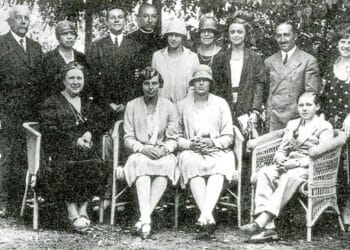 Alfonso XIII y los infantes, entre los que se encuentran Juan de Borbón y sus hermanas Beatriz y María Cristina.