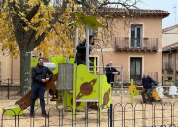 Visita de Mazarías y Javier Cobos a uno de los parques./AYUNTAMIENTO DE SEGOVIA