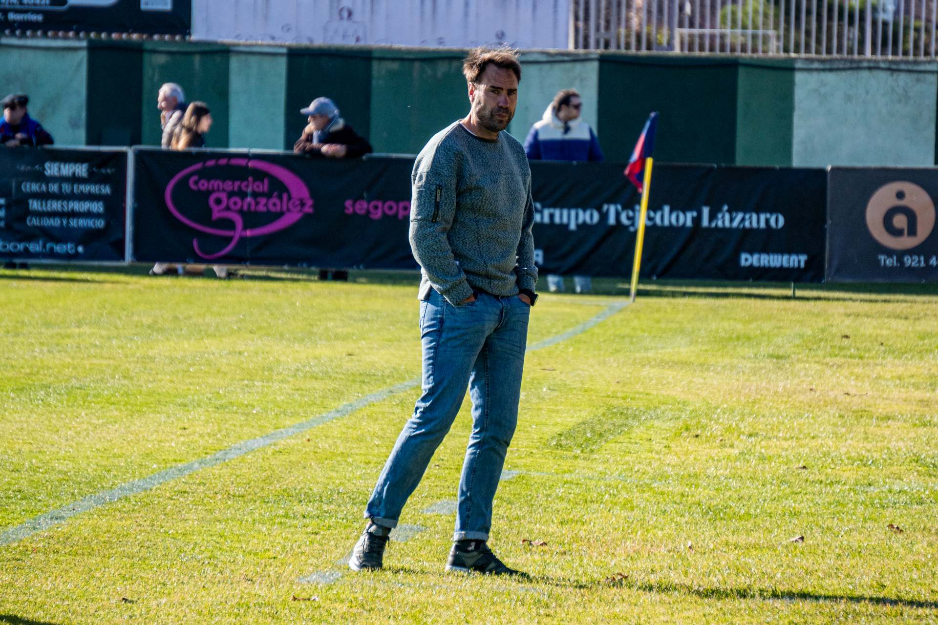 La Segoviana impone su fuerza como local ante el Ourense (2-0) 3 BEA w