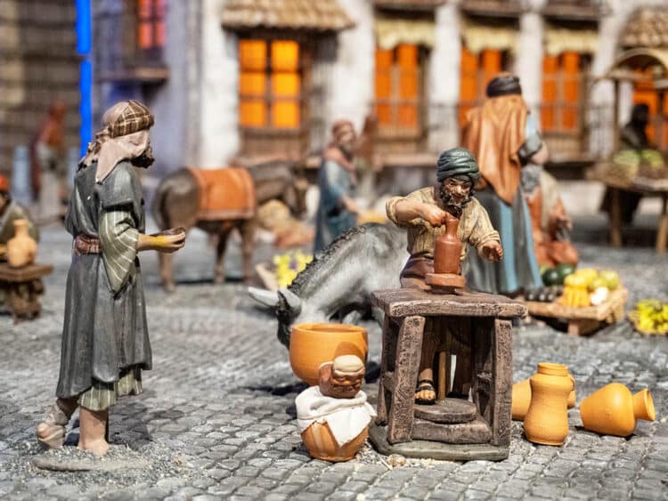 Abiertas las inscripciones para los concursos de Belenes y decoración navideña y la muestra de villancicos 1 Escena del Belén navideño, instalado en La Alhóndiga. / Héctor Criado