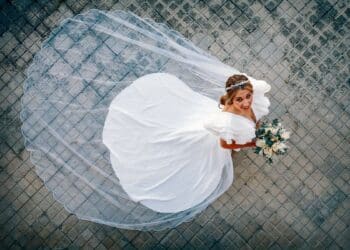 El la elección del vestido la novia debe imponer su personalidad, y regir su decisión en dos premisas: comodidad y ser tú misma./                           Gran Angular Fotógrafos