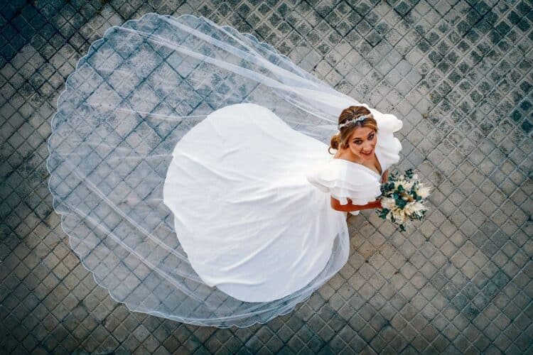 El la elección del vestido la novia debe imponer su personalidad, y regir su decisión en dos premisas: comodidad y ser tú misma./                           Gran Angular Fotógrafos