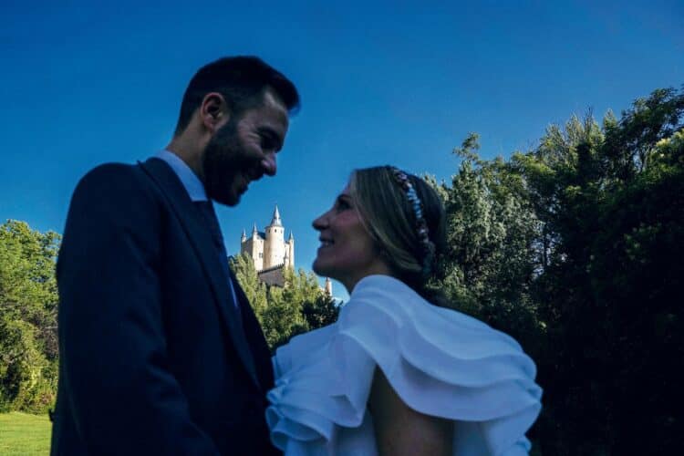 Pese a todo, la gente sigue queriéndose los suficiente como para casarse, eso sí, no siempre sale bien.                                              / GRAN ANGULAR FOTÓGRAFOS