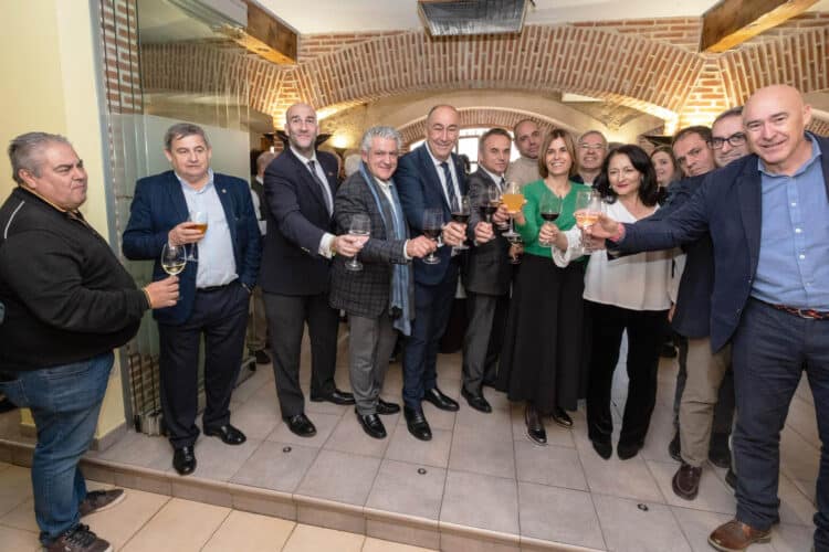 Alcaldes de la provincia mantienen el tradicional encuentro navideño 1 Diputados y alcaldes brindan en el encuentro navideño de la Diputación. / DIPUTACIÓN