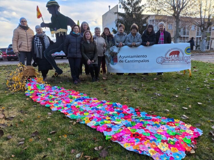 El grupo de ganchillo de la Asociación de Jubilados confecciona un adorno floral del photocall del Cross de Cantimpalos 1 Vista del adorno floral / LOURDES MATARRANZ