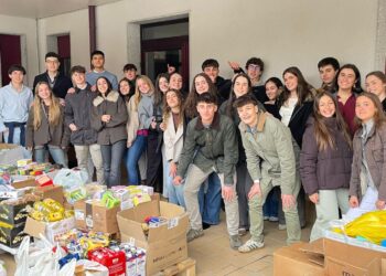 El alumnado de Bachillerato hizo la entrega. /COLEGIO CLARET