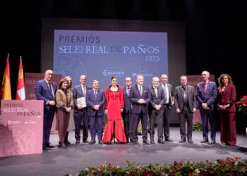 Premiados y autoridades en la gala de entrega de los reconocimientos ‘Sello Real de Paños’ de la Cámara de Comercio de Segovia. / HÉCTOR CRIADO