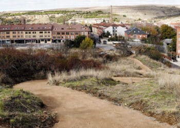 Camino que enlaza el barrio de La Albuera con el de San Lorenzo. / MARIO ANTÓN LOBO